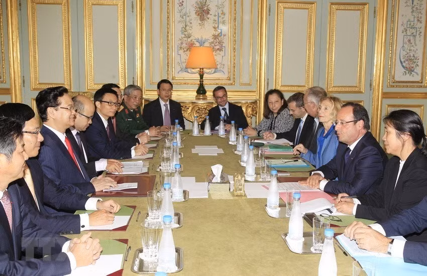 Prime Minister Nguyen Tan Dung meets with French President Francois Hollande during an official visit to France from September 24- 26, 2013 (Photo: VNA)