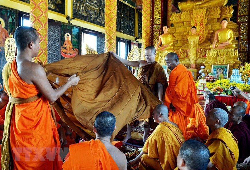 The Kathina (robe offering) spanning October 18-19, is one of the official tradition rituals of Theravada Buddhism, during which Buddhist followers donate new robes to the monks with a hope that both devotees and recipients will gain merits. (Photo: VNA)