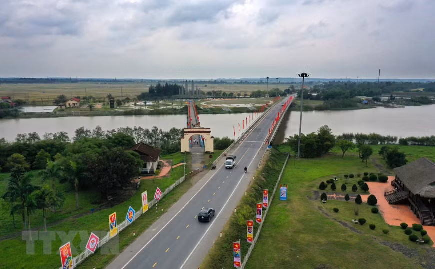 Hien Luong Bridge spans across Ben Hai River, which divided North and South Vietnam during the American War (Photo: VNA)
