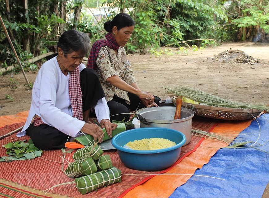 Chol Chnam Thmay is also a chance for this Buddhist group to show their gratitude for their grandparents and parents, both living and departed. (Photo: VNA)