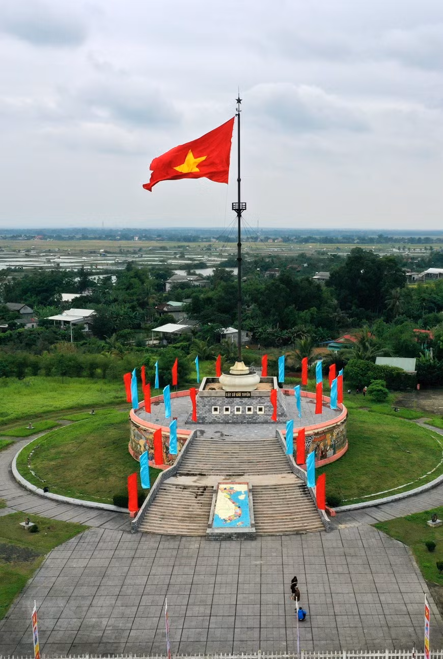 The national flag pole represents a symbol of independence and freedom and is a legend from the devastating war (Photo: VNA)