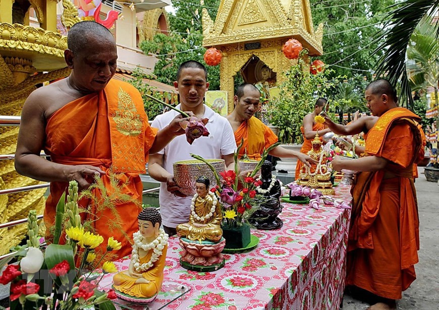 Chol Chnam Thmay is also a chance for this Buddhist group to show their gratitude for their grandparents and parents, both living and departed. (Photo: VNA)