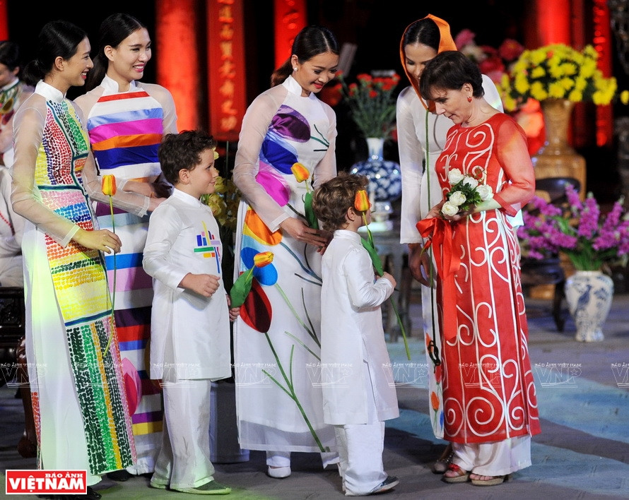 Italian Ambassador to Vietnam Cecilia Piccioni wears her red ao dai by designer Chula at the festival which took place at the Temple of Literature in Hanoi. (Photo: VNP/VNA) 