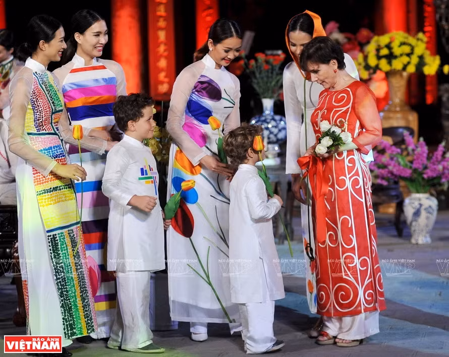 Italian Ambassador to Vietnam Cecilia Piccioni wears her red ao dai by designer Chula at the festival which took place at the Temple of Literature in Hanoi. (Photo: VNP/VNA) 