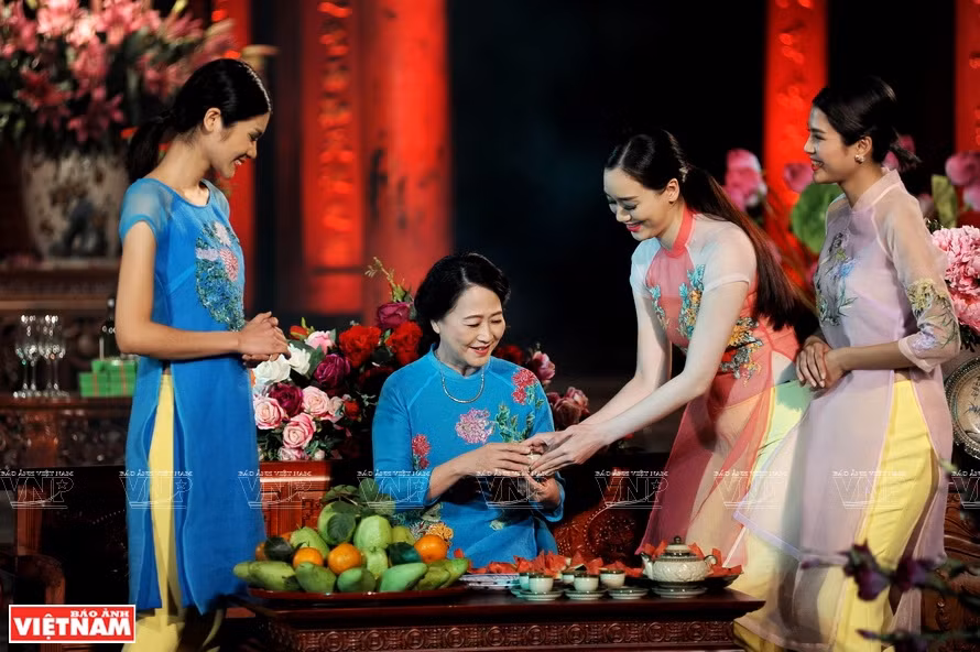 Ao dai collections by well-known designers are shown at the Ao dai Festival at the Temple of Literature in Hanoi. (Photo: VNP/VNA)