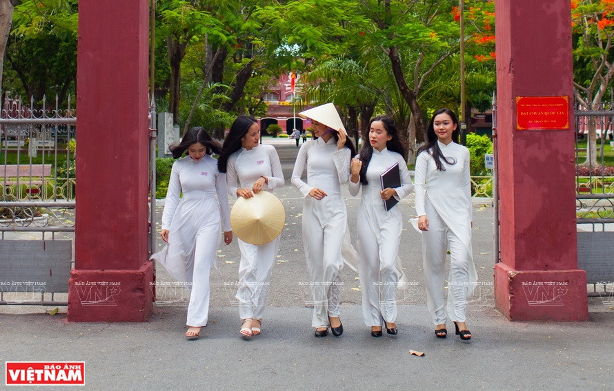 Ao dai has become the daily uniform of female students in Hue. (Photo: VNP/VNA) 