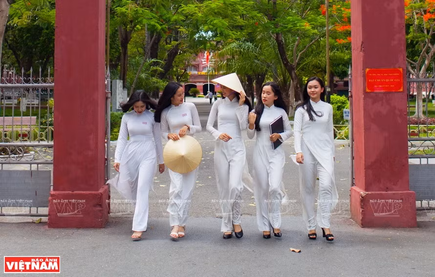 Ao dai has become the daily uniform of female students in Hue. (Photo: VNP/VNA) 