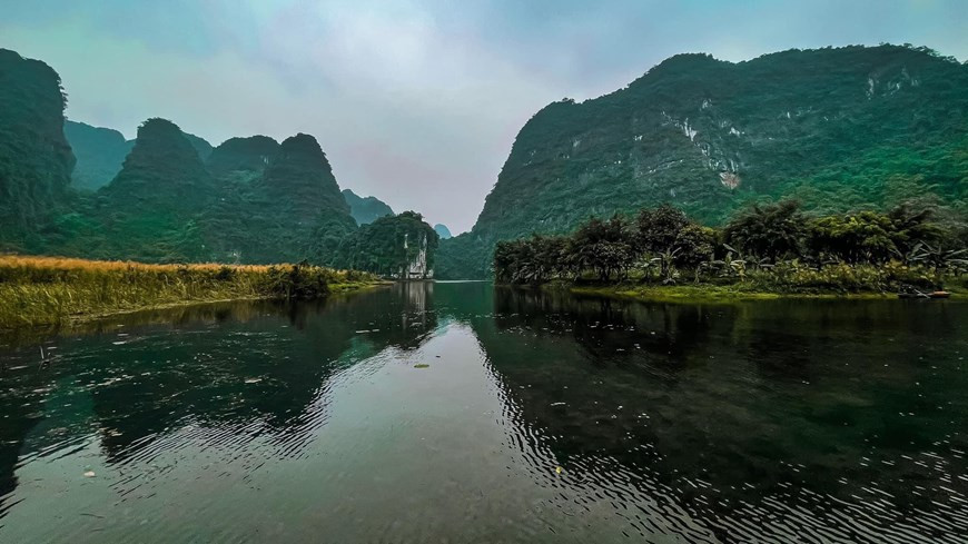 Trang An Scenic Landscape Complex is located amid an intricate system of limestone karsts and historical relic sites dating back to the 10th to 11th centuries as Hoa Lu (now Ninh Binh province) was Vietnam’s capital. (Photo: Vietnam+)