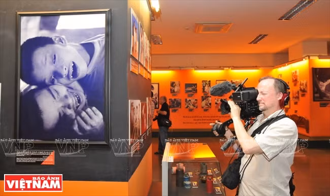 Cameraman Scott Sinkler is an accompanion to Tran To Nga in the trip to return to Vietnam to make a documentary about her life and Agent Orange victims. (Source: VNA) 