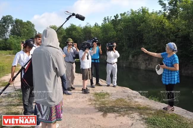 An American film-making team makes a documentary titled “A Marvellous Torch” about the life of Nga and the consequences of Agent Orange in Vietnam.(Source: VNA)
