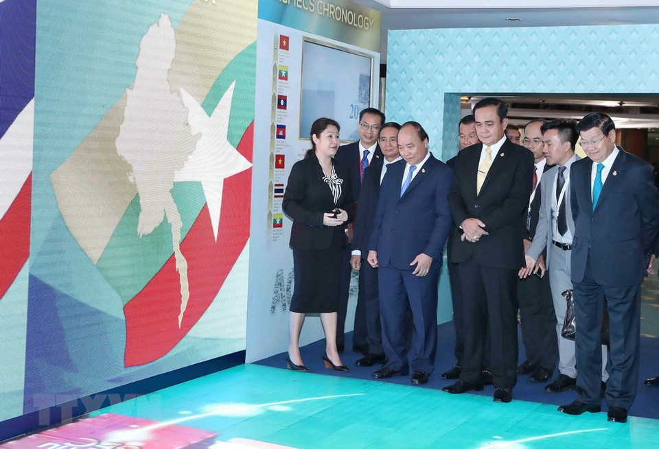 PM Phuc (front row, second left) and ACMECS leaders tour a ACMECS exhibition (Photo: VNA)