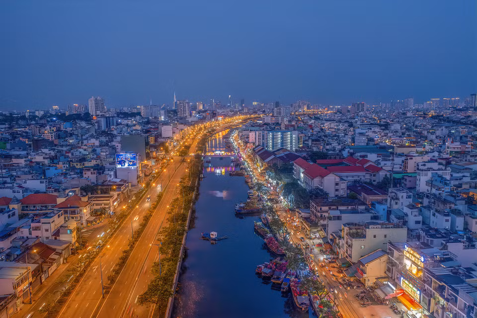 Vo Van Kiet Boulevard (also known as the East-West Highway) connects provinces to the east and west of Ho Chi Minh City, fostering close links between various localities in the key economic region of the south. (Photo: VNP/VNA)