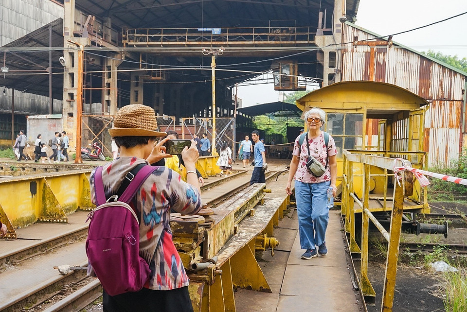 Gia Lam Train Factory has become a highlight of the Hanoi Creative Design Festival 2023, attracting crowds of visitors. (Photo: VNA)