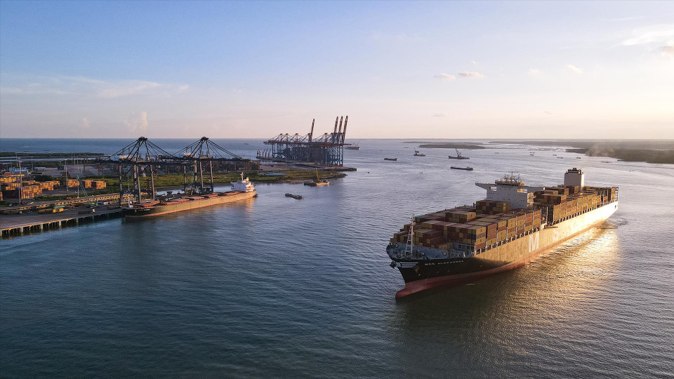 The MSC ALEXANDRA, at 165,908 tonnes and 365.5 metres in length, docks at Saigon-SSA Port (SSIT) to load and unload nearly 12,000 TEUs of goods. (Photo: VNP/VNA)