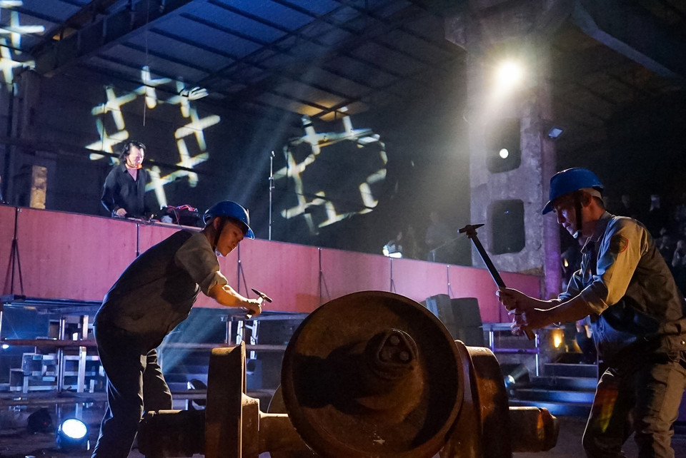 Actors re-enact the work at the Gia Lam Train Factory in the framework of the Hanoi Creative Design Festival. (Photo: VNA)