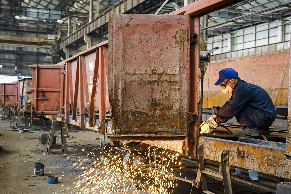 A worker at the Gia Lam Train Factory (Photo: VNA)