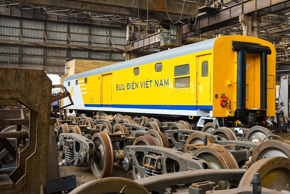 Inside the Gia Lam Train Factory (Photo: VNA)