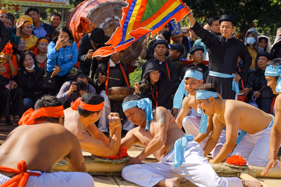 The tug-of-war team in Huu Chap village, Bac Ninh province engage in arm wrestling before the competition. (Photo: VNA)