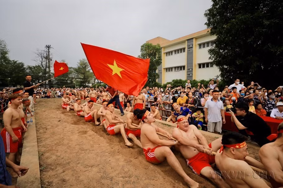 Sitting tug-of-war involves team members sitting down during the contest, and is played at the Tran Vu Temple festival in Thach Ban ward, Long Bien district, in Hanoi. (Photo: VNA)
