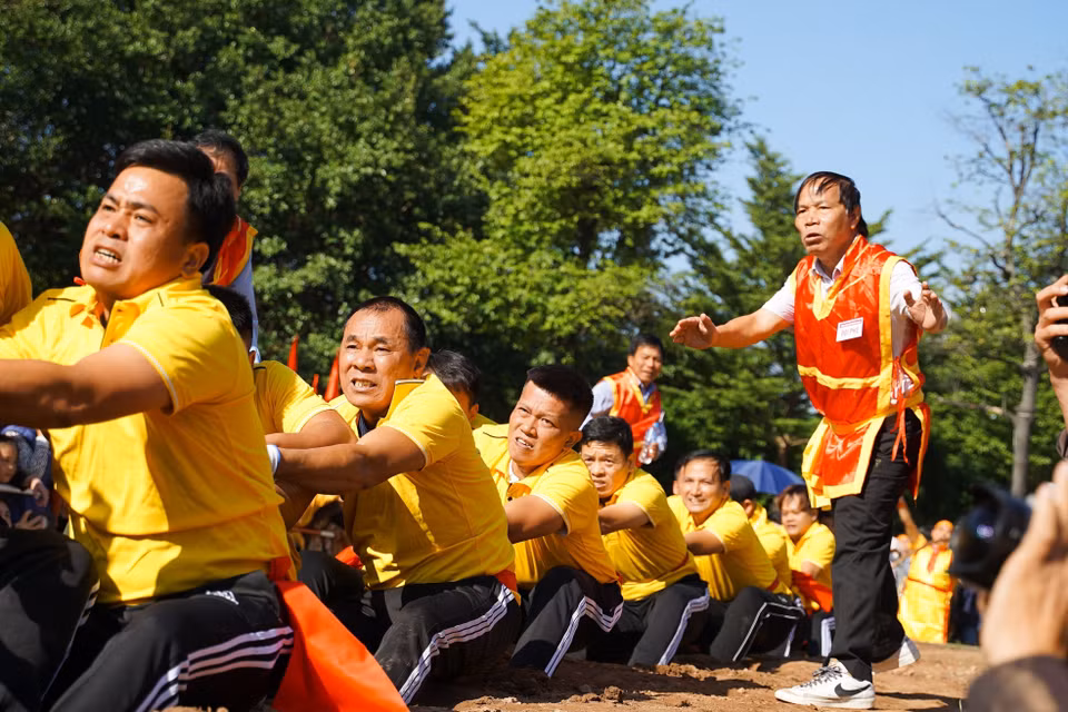 The tug-of-war team in Huu Chap village, Hoa Long ward, in Bac Ninh city, Bac Ninh province, includes 70 people aged 30 to 45. (Photo: VNA)
