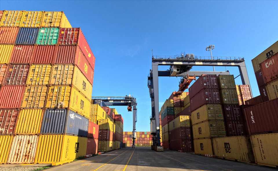 The MSC ALEXANDRA, at 165,908 tonnes and 365.5 metres in length, docks at Saigon-SSA Port (SSIT) to load and unload nearly 12,000 TEUs of goods. (Photo: VNP/VNA)