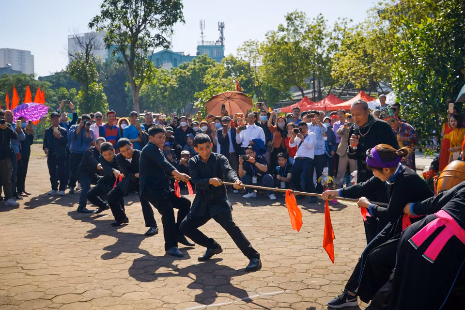 Sitting tug-of-war, a folk game played during festivals and rituals at Tran Vu Temple in Thach Ban ward, Long Bien district, Hanoi, has been added to the UNESCO Representative List of Intangible Cultural Heritage of Humanity. (Photo: VNA)