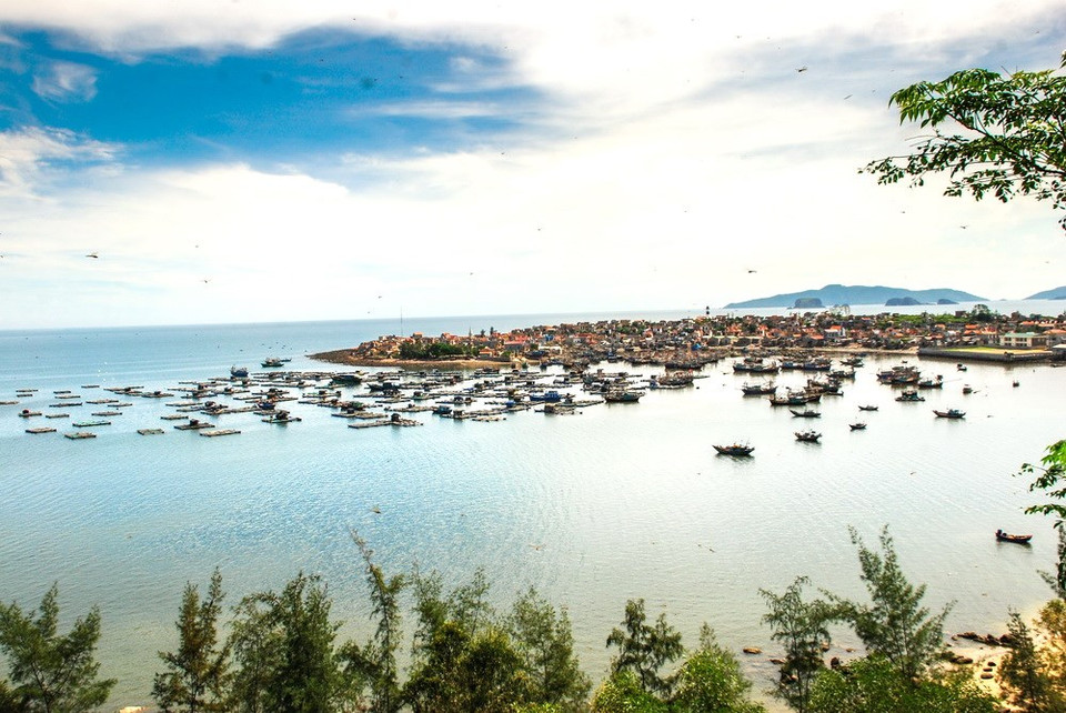 Scene of a boat landing in Nghi Son island commune (Source: VNA)