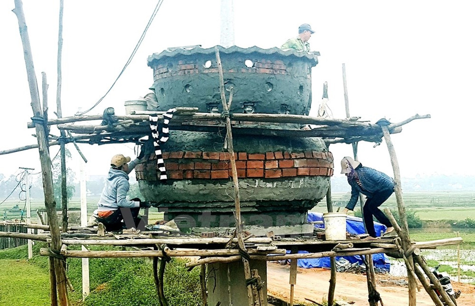  Phu My parishioners also make a huge pot on the way to the church. (Source: VNA) 