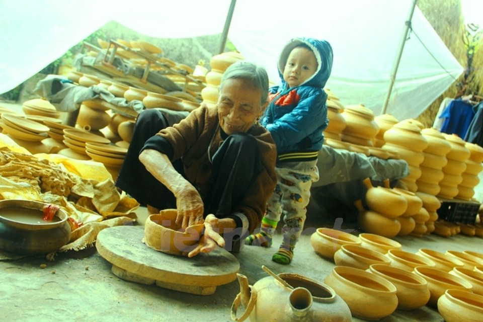 A local old lady is making earthen pots (Source: VNA)