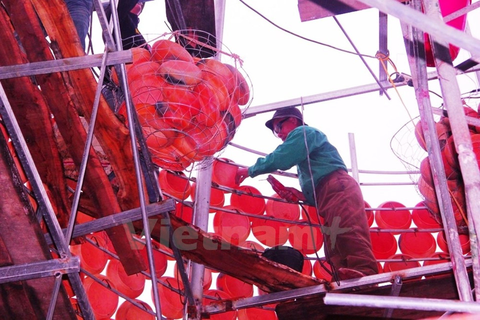 Earthen pots are hooked onto the steel frame. (Source: VNA)