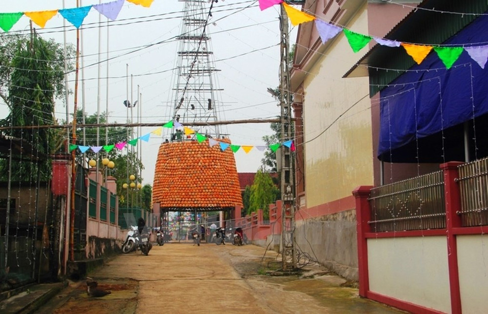 Phu My parishioners make the tree to celebrate the Christmas (Source: VNA)