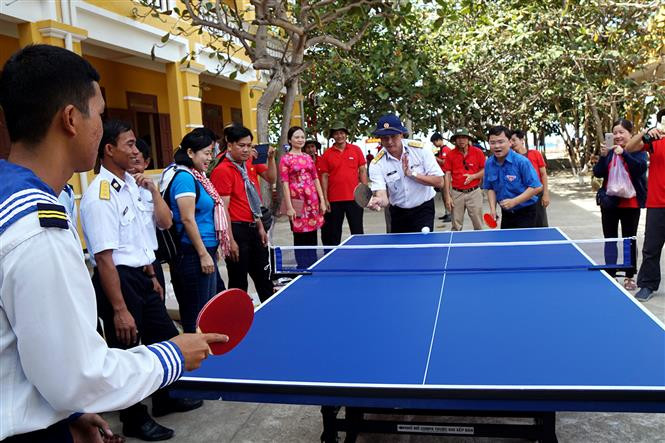 Playing table tennis with the soldiers of Truong Sa (Photo: VNA)