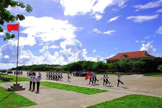 Marching of naval soldiers in Truong Sa archipelago (Photo: VNA)