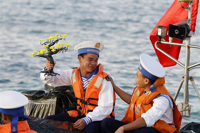 Soldiers with an apricot flower tree (Photo: VNA)