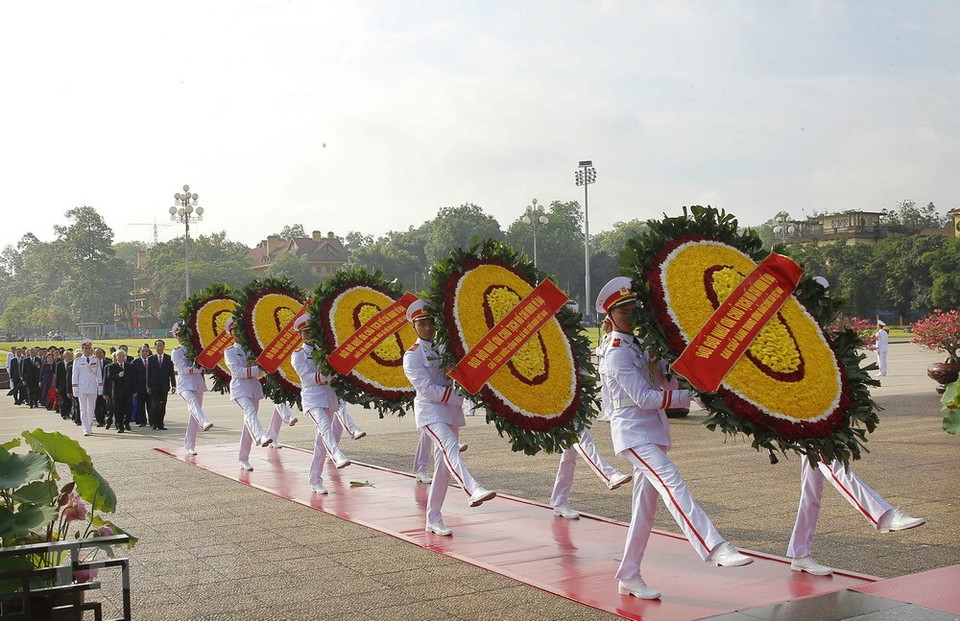 Leaders of the Party, State, National Assembly, Government and Vietnam Fatherland Front led by Party General Secretary Nguyen Phu Trong pay homage to President Ho Chi Minh at his mausoleum in Hanoi on May 18 ahead of his 128th birth anniversary (May 19) (Source: VNA) 