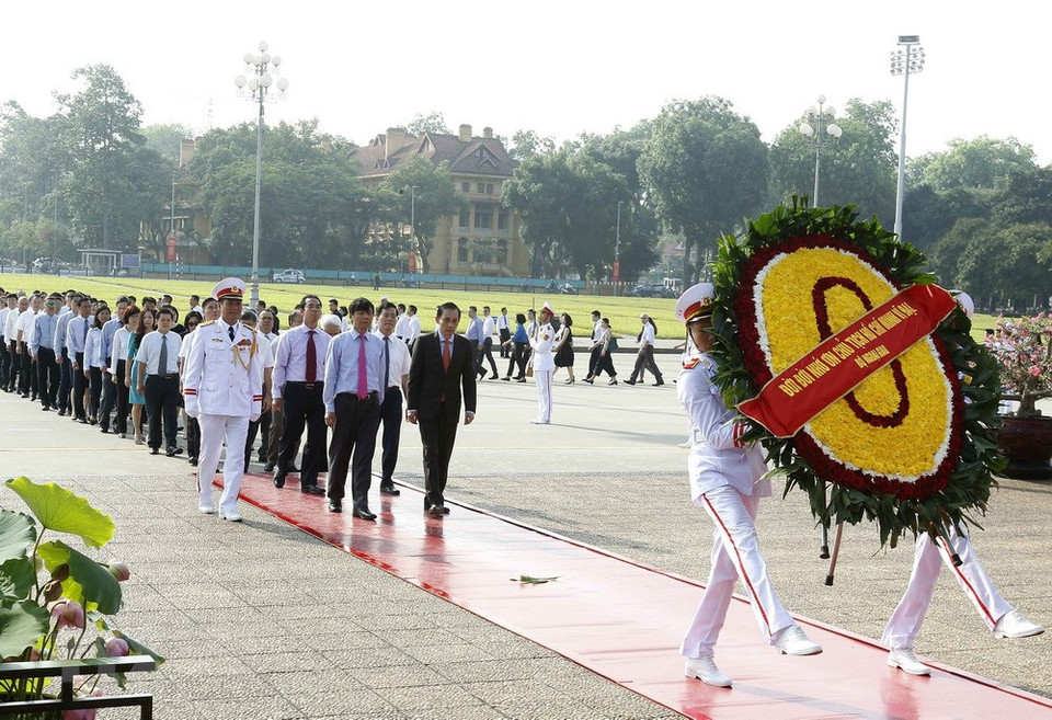 A delegation of the Ministry of Foreign Affair pay tribute to President Ho Chi Minh on May 18 (Photo: VNA)