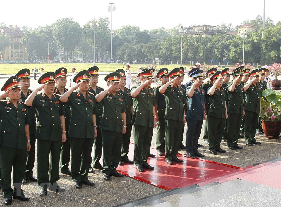 A delegation of the Central Military Commission and the Ministry of National Defence pay tribute to the late leader on May 18 (Photo: VNA)