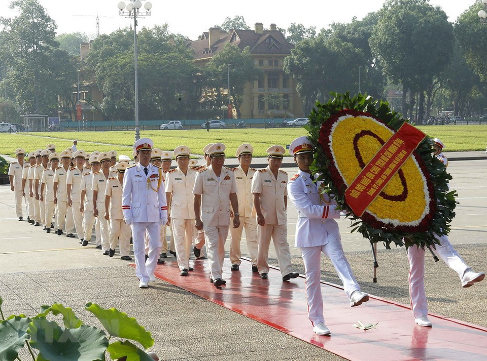 A delegation of the Ministry of Public Security also pay respect to President Ho Chi Minh on May 18 (Photo: VNA)