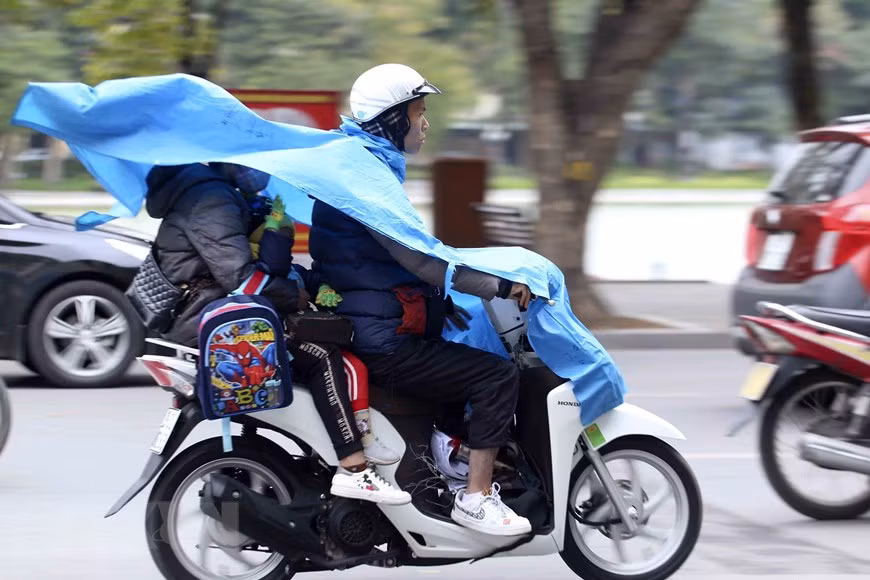 The cold spell is more freezing as it drizzles (Photo: VNA)