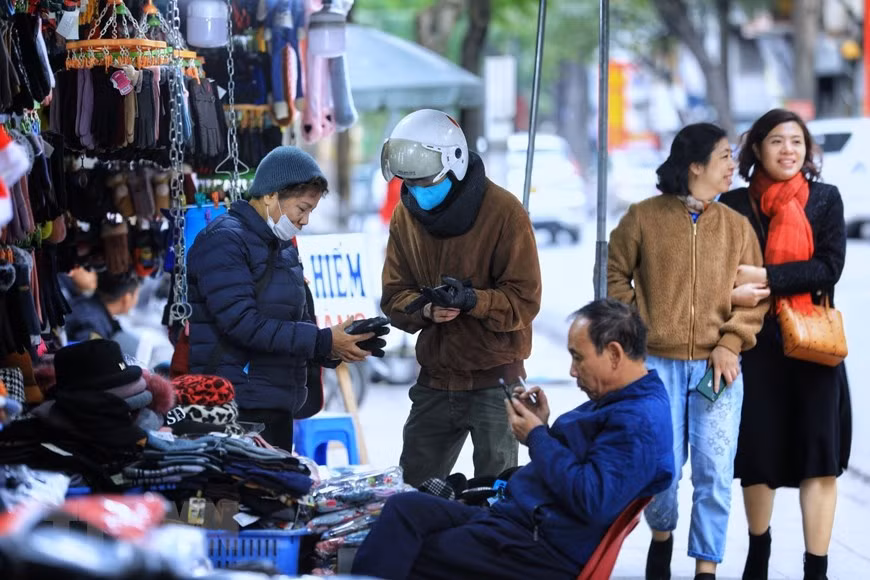 Gloves, face masks and wool hats are now much sought after by locals (Photo: VNA)