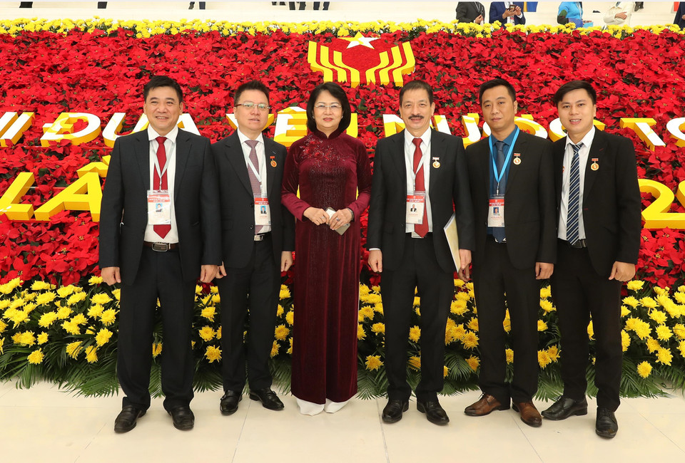 Vice President Dang Thi Ngoc Thinh, who is also First Vice Chairwoman of the Central Council for Emulation and Commendation, and Vietnam News Agency delegation at the meeting (Photo: VNA)