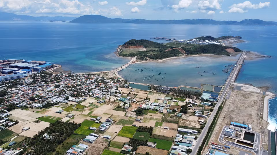 The Van Phong Economic Zone covers an area of about 150,000 hectares, with a water surface area of about 80,000 hectares and a mainland and island area of about 70,000 hectares. (Photo: VNA)