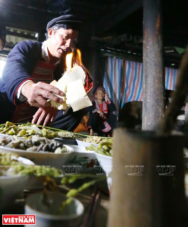 A sorcerer conducts the ritual to call the spirit of rice. (Source: VNA)