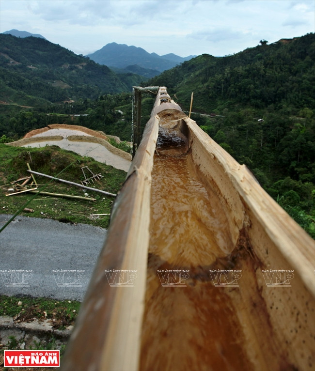 Mong, Dao, Tay, Nung, La Chi ethnic people make water pipes from bamboo poles to divert water from streams to fields or from higher fields to lower ones. (Source: VNA)
