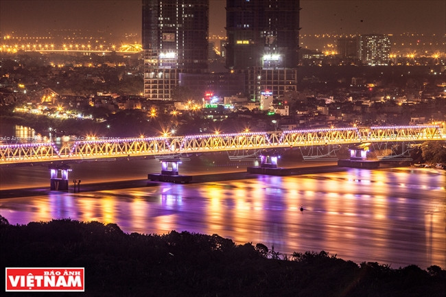 Chuong Duong Bridge crosses over the Red River, connecting Long Bien district and Hoan Kiem district. (Source: VNA)