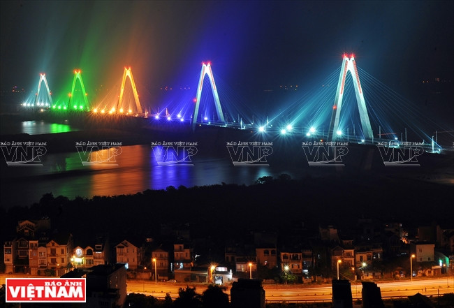 Nhat Tan bridge looks splendid with lights (Source: VNA)
