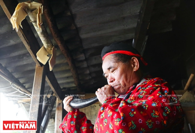 Sorcerer Trieu Choi Hin in Ho Thau commune (Hoang Su Phi) blows a horn to call the spirit of rice. (Source: VNA)