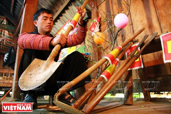 During Tet holiday, the Mong people often stick colourful paper to farming tools to express their thanks. (Source: VNA)