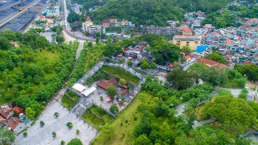 Cua Ong Temple is located on a hill that is about 100 metres high in Cua Ong ward of Cam Pha city, the northeastern province of Quang Ninh. It is around 40km to the northeast of downtown Ha Long, another city of Quang Ninh. The temple is dedicated to Tran Quoc Tang (1252 – 1313), a hero in the resistance wars against the Mongol invaders and guarding the country’s northeastern region under the Tran Dynasty (1225 – 1400). He was the third son of General Tran Quoc Tuan, who died in 1300. Tuan led Dai Viet (the name of Vietnam at that time) to two of the three victories against the Mongol invaders, in 1285 and 1288 (Photo: VietnamPlus)