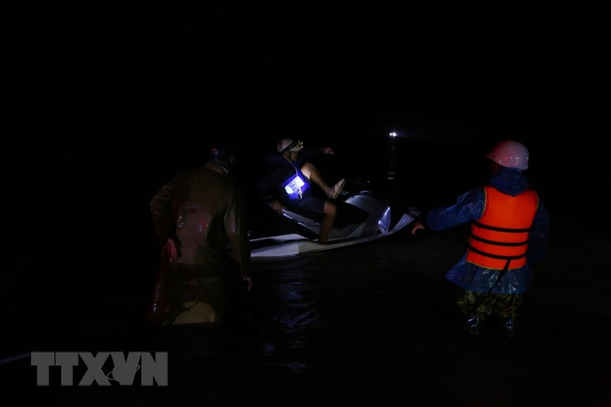 Rescue forces reach isolated people in Ngu Phuc village, Cam Vinh commune, Cam Xuyen district (Photo: VNA)